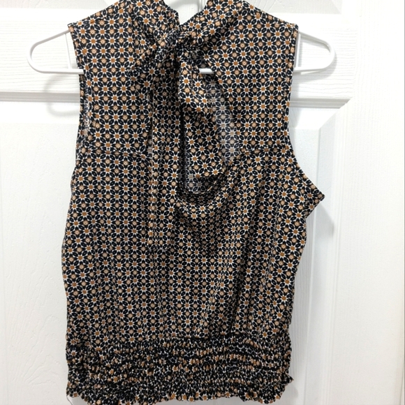 Patterned Sleeveless Blouse with Halter Neck, bow Tie In Back And Smocked Waist - Picture 3 of 4